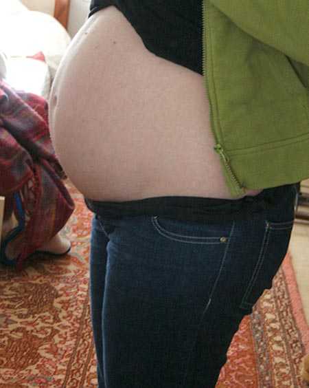 Тянет живот 28 неделя. Живот на 28 неделе беременности. Животик на 28 неделе беременности. Живот на 28 неделе беременности двойней. Живот беременных на 28 неделе.